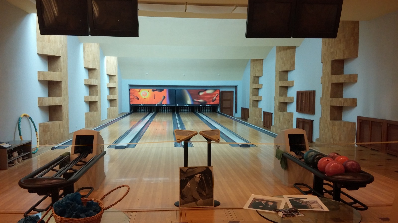 Bowling lanes at Mezhyhirya Residence