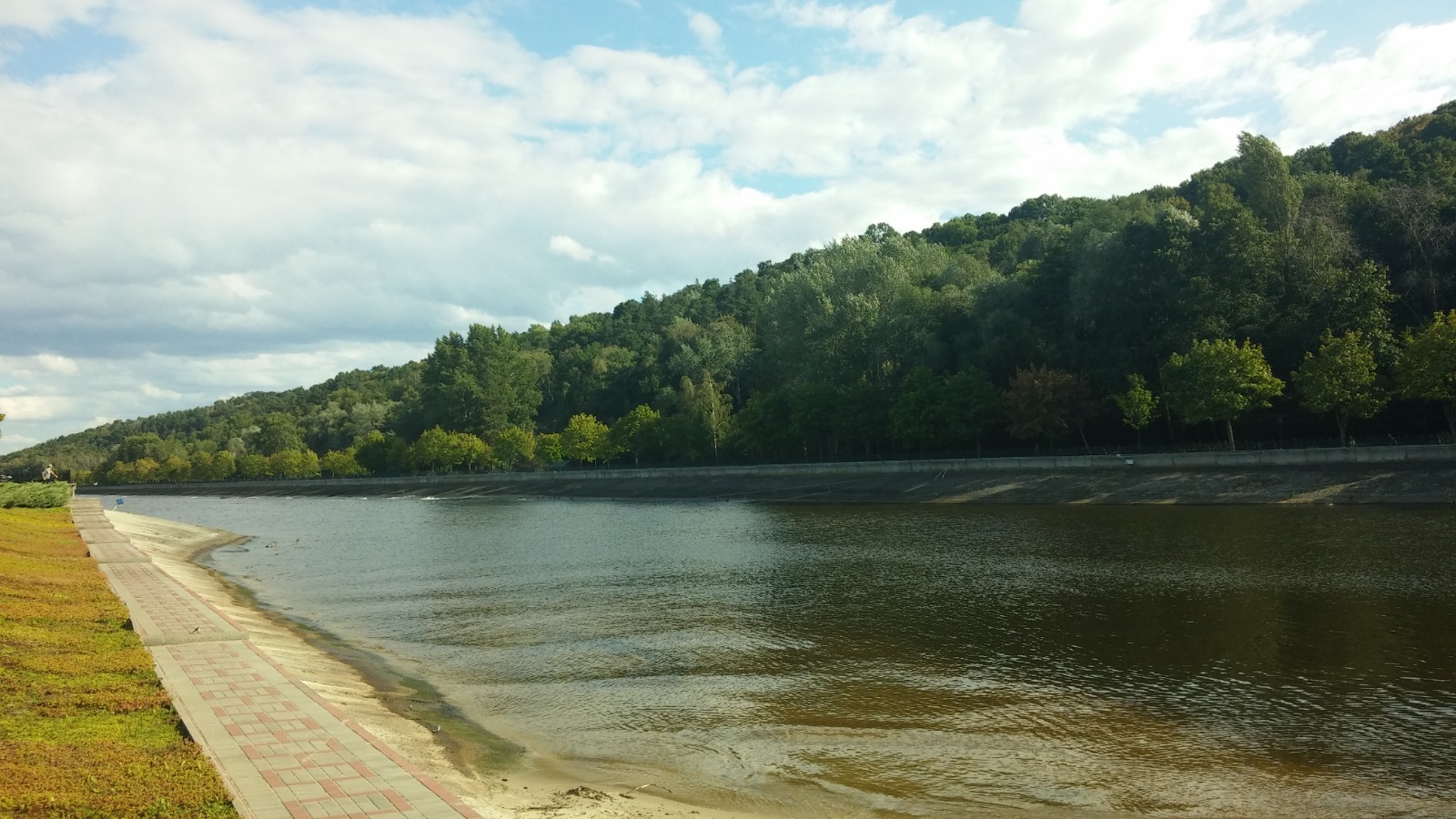 Embankment at Mezhyhirya Residence