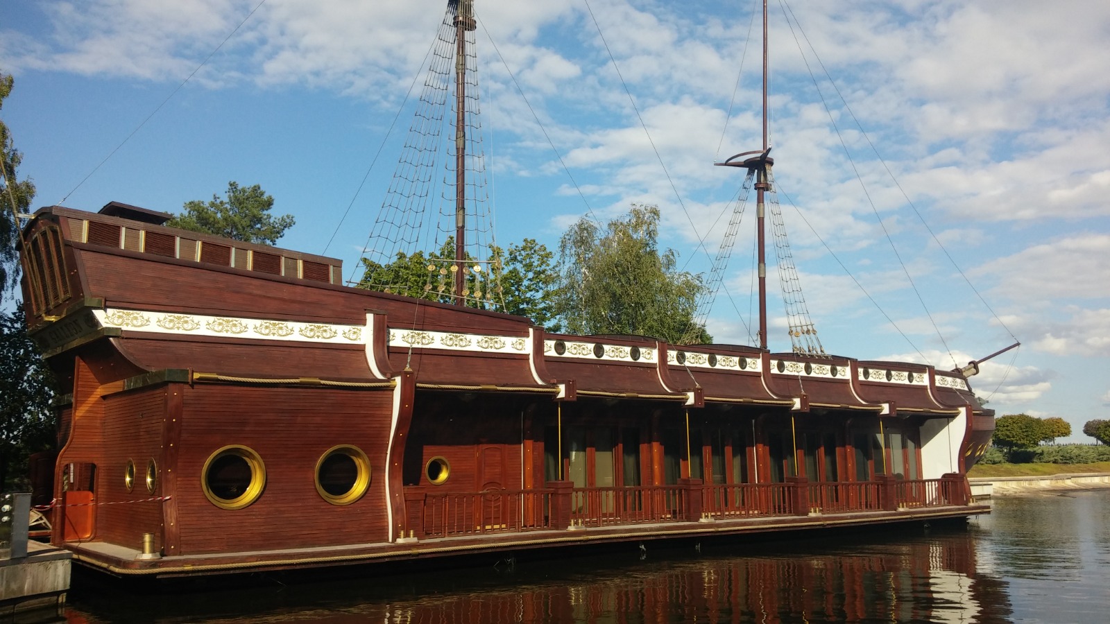 Floating palace at Mezhyhirya Residence