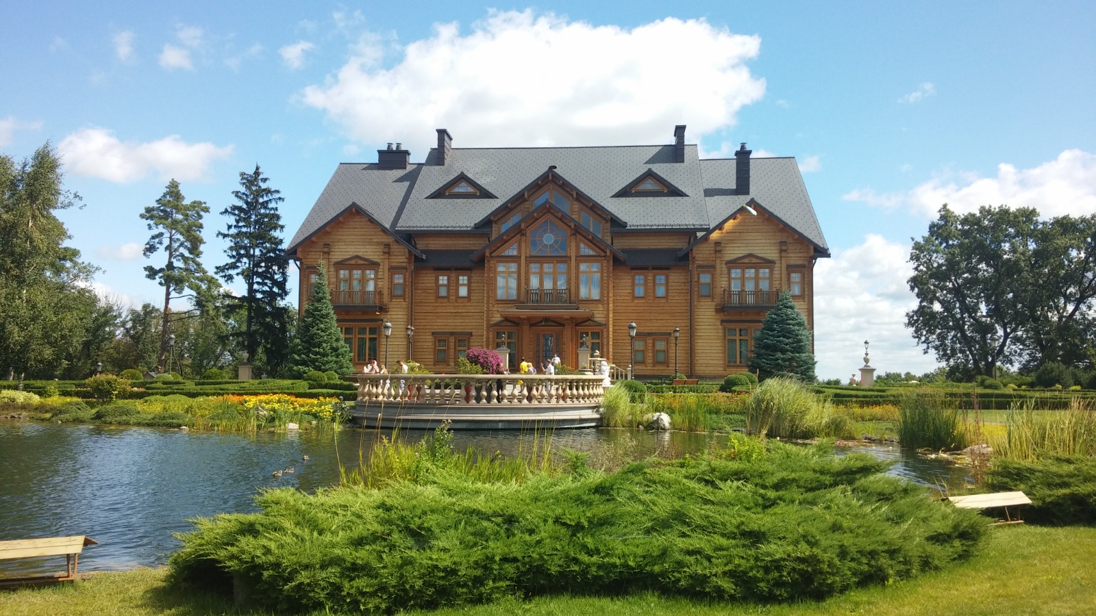 Honka Mansion exterior at Mezhyhirya Residence
