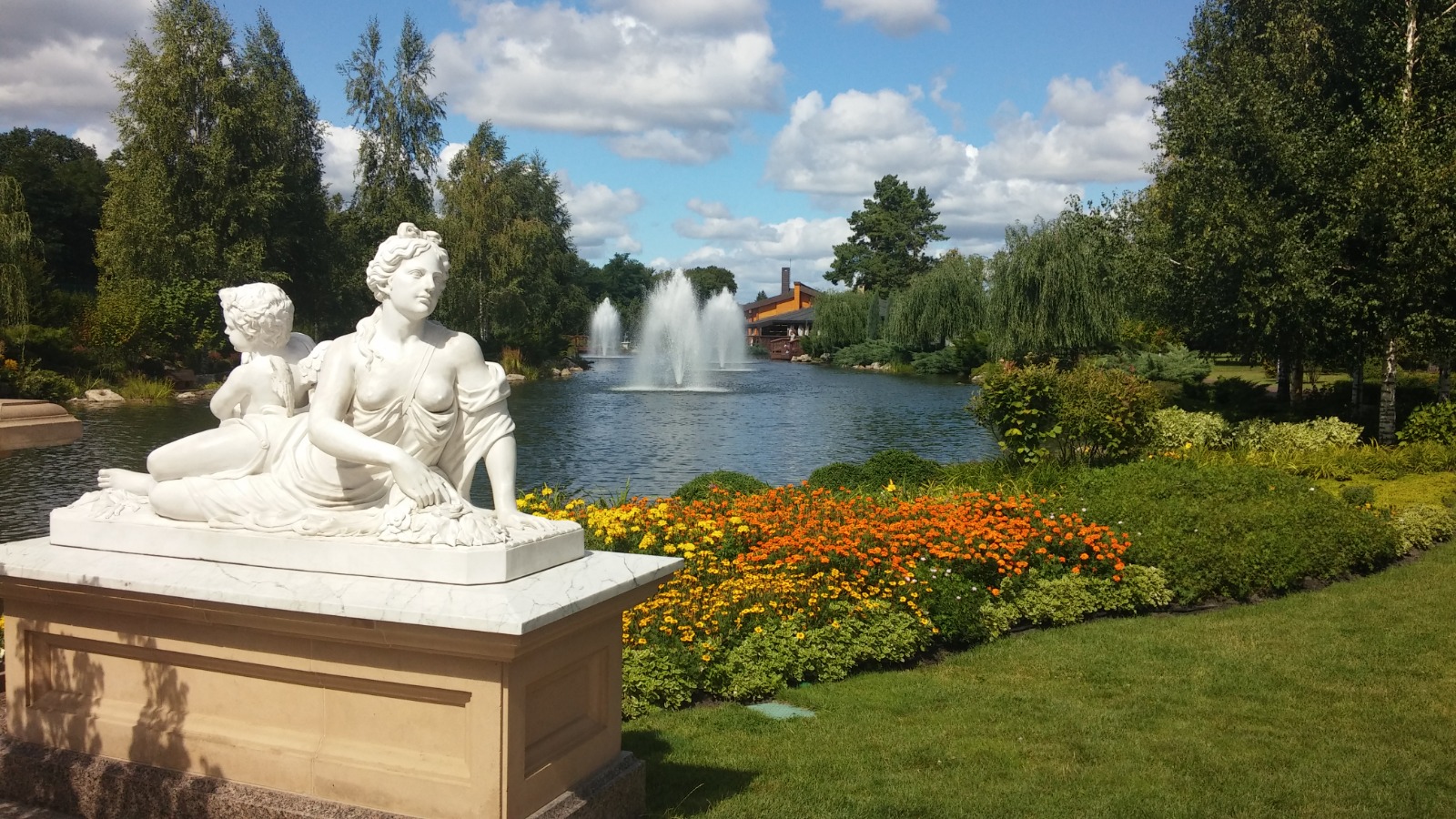 Lakeside promenade at Mezhyhirya Residence